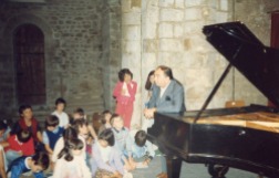 1982: Pierre BARBIZET : avec les enfants de l’école primaire