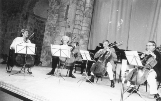 1989 – Aleth Lamasse – Paul Tortelier – Claude Burgos – Raphael Sommer et hors du cadre Geneviève Teulières Sommer et Maud Tortelier jouent en bis un concerto pour 2 violoncelles de Vivaldi